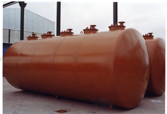 Depósitos cilíndricos con imprimación color óxido en el exterior de las instalaciones