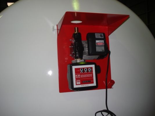 Detalle del equipo de suministro: bomba, filtro y contador montados sobre soporte rojo