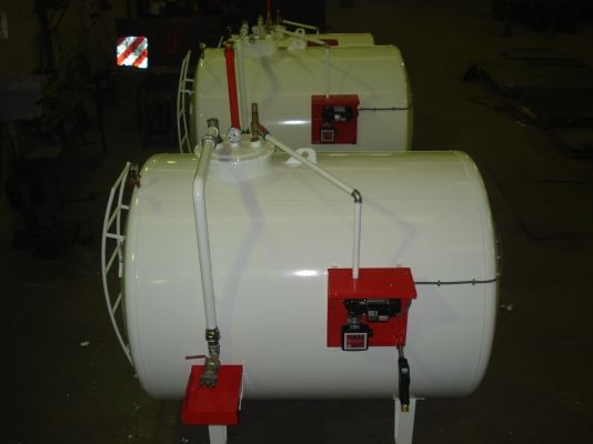 Depósitos equipados con surtidor y contador para el suministro de gasóleo