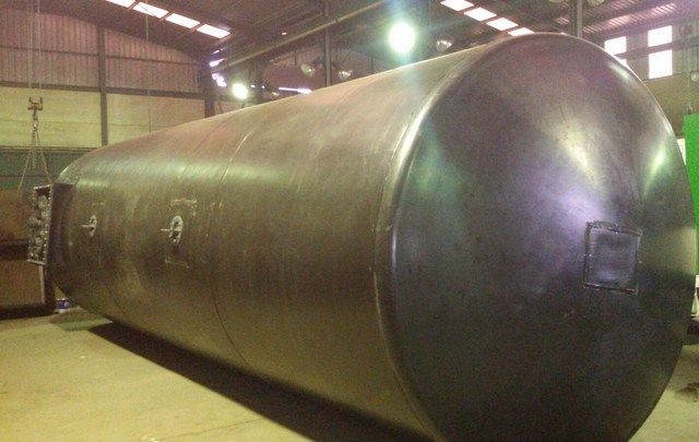 Depósito cilíndrico de gran capacidad terminado en chapa, pendiente del acabado final