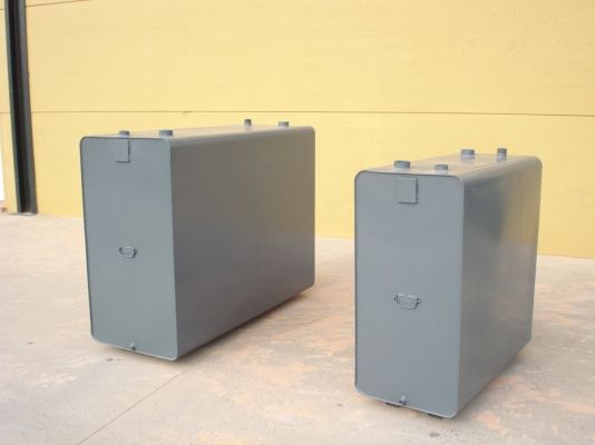 Dos depósitos paralelepípedos de chapa con el acabado exterior en verde gris